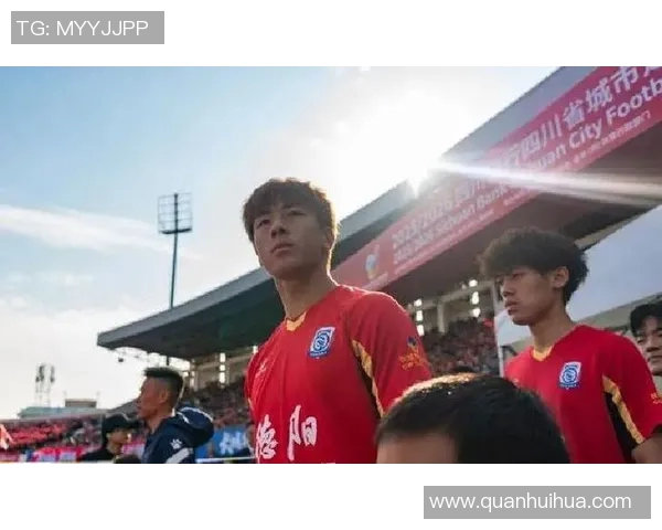 青春足球明星帅照展现运动魅力与青春活力的完美结合